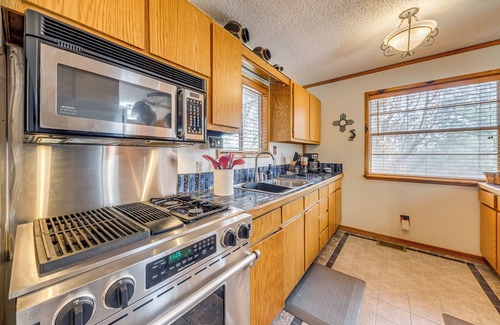 Ruidoso Cottage | Ruidoso Cabin w/Deck ~ 1 Mi to Midtown!