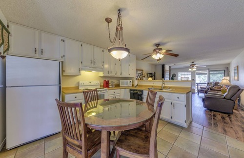 Ruidoso Apartment | Ruidoso Condo w/Golf View ~ 17 Mi to Ski Apache!