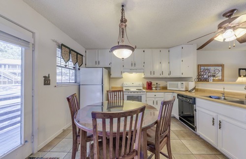 Ruidoso Apartment | Ruidoso Condo w/Golf View ~ 17 Mi to Ski Apache!