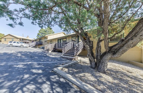 Ruidoso Apartment | Ruidoso Condo w/Golf View ~ 17 Mi to Ski Apache!
