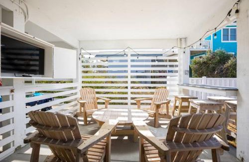 South Nags Head House | Rum-DCA 600 ft to Beach with Hot Tub and Backyard