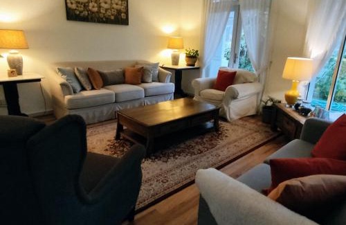Kota Warisan Bed & Breakfast | Rumah Putih B&B near KLIA