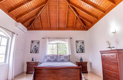 Runaway Bay Apartment | Runaway Bay Gem