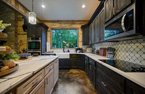 Broken Bow Cabin | Runaway Streams - Game Room, Mini Golf, Creekside, EV Outlet