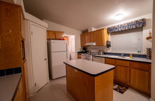 Chiloquin House | Running Bear · Running Bear on Fort Creek-CraterLake Bungalows