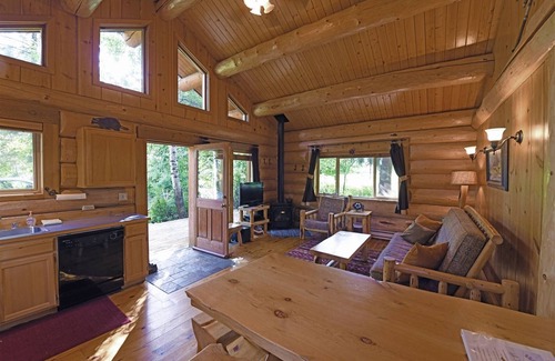 Winthrop Cabin | Running Wolf Cabin (1 BR) – ski trail access, pool/hot tub, and playground