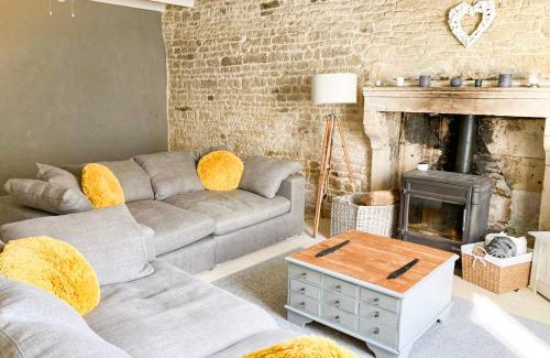 Raix House | Rural 3 Bedroom Gite with Swimming Pool