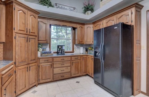 Powell Cabin | Rural 6 bedroom cabin - With a Hot Tub!