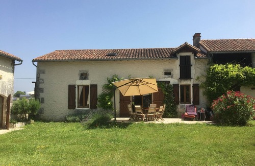 Verteillac House | Rural converted farmhouse with heated pool and tennis court near popular village