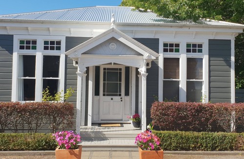 Parkvale Cottage | Rural Cottage Havelock North, enjoy rural views up to Te Mata peak