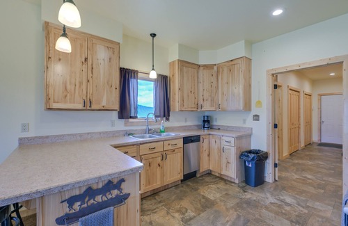 Divide Cabin | Rural Divide Cabin w/Mountain Views!