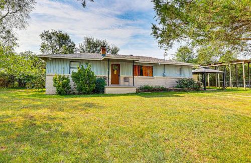 Royal House | Rural Escape Near Lake Ouachita with Gas Grill!