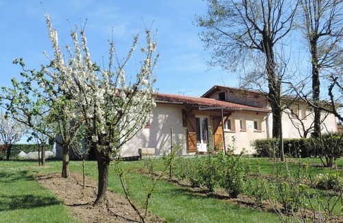 Puycornet Cottage | Rural lodging chenes in a cardre of greenery and flowers.