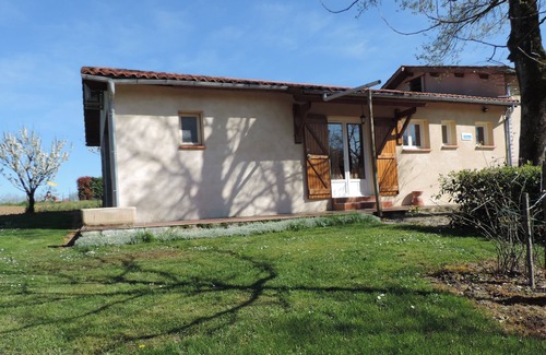 Puycornet Cottage | Rural lodging chenes in a cardre of greenery and flowers.