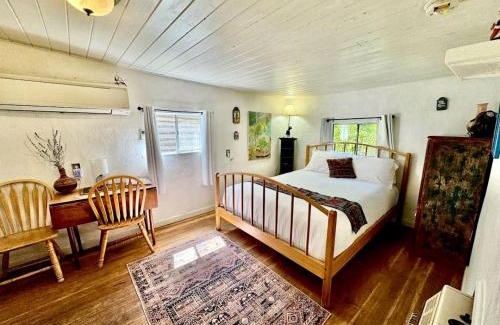 San Cristobal House | Rural Log Cabin Rental for Couples near Taos Ski Valley