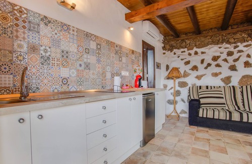 Tinajo Apartment | Rural Stone Cottage "Estudio Pu" with Volcano View, Garden & Wi-Fi