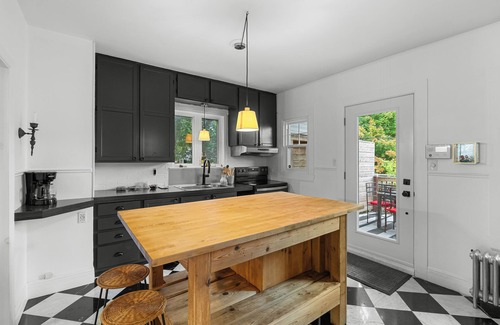 Vieux-Limoilou House | Rurality in the Hearth of the City, Free parking, 15 min from Old Qc