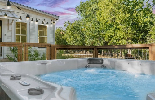 Fredericksburg House | Ruscello | 1935 Farmhouse | 2/2 | Full Kitchen | Hot Tub | Fire Pit | Smart TV