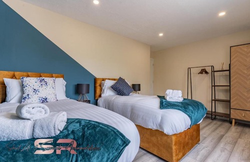 Yeading House | Rush House by SR Short Lets & Serviced Accommodation Heathrow Windsor - Perfect for Monthly Stay Relocation & Business Contractors Big Groups