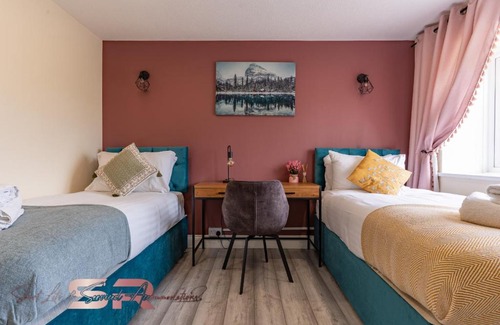 Yeading House | Rush House by SR Short Lets & Serviced Accommodation Heathrow Windsor - Perfect for Monthly Stay Relocation & Business Contractors Big Groups
