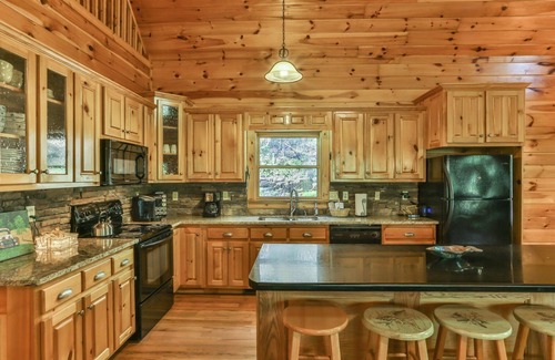 Ellijay Cabin | Rushing River Lodge - Fish, Tubing, Dog Friendly