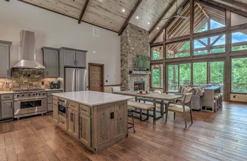 Mineral Bluff Cabin | Rushing River Retreat - Waterfront on Toccoa | Hot Tub | Game Room | Modern Luxury