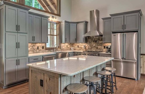 Mineral Bluff Cabin | Rushing River Retreat - Waterfront on Toccoa | Hot Tub | Game Room | Modern Luxury