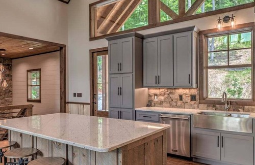 Mineral Bluff Cabin | Rushing River Retreat - Waterfront on Toccoa | Hot Tub | Game Room | Modern Luxury