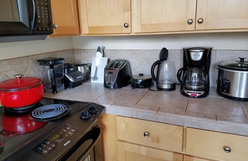 Redmond Condo | Russ And Mary's Mountain High Bungalow (Includes 6 guest passes)