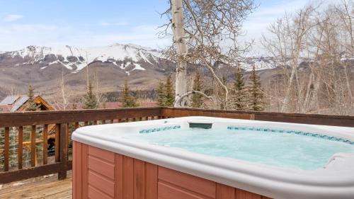 Mountain Village House | Russell Home by AvantStay Expansive Deck Stunning Views Hot Tub