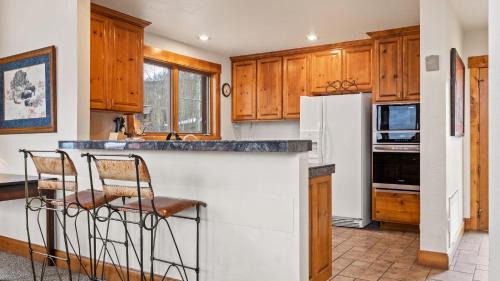 Mountain Village House | Russell Home by AvantStay Expansive Deck Stunning Views Hot Tub