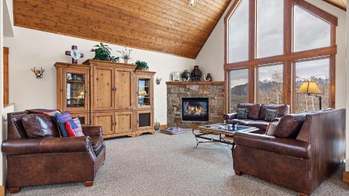 Mountain Village House | Russell Home by AvantStay Expansive Deck Stunning Views Hot Tub