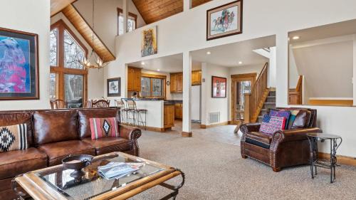 Mountain Village House | Russell Home by AvantStay Expansive Deck Stunning Views Hot Tub