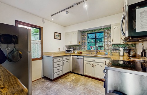 Duncans Mills House | Russian River Home- Stunning riverfront views, spa, bikes, kayaks, private dock