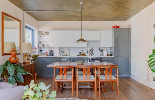 Haggerston Apartment | Rustic 1BD Flat by Regents Canal Heart of Hackney