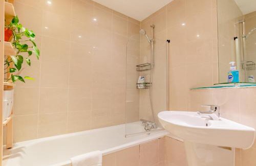 Haggerston Apartment | Rustic 1BD Flat by Regents Canal Heart of Hackney
