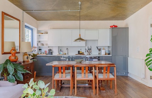 Haggerston Apartment | Rustic 1BD Flat by Regents Canal, Heart of Hackney