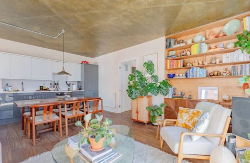 Haggerston Apartment | Rustic 1BD Flat by Regents Canal, Heart of Hackney