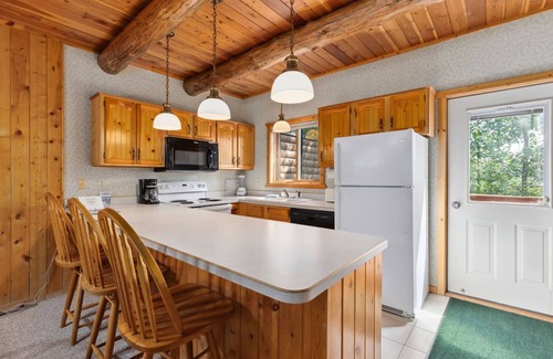 Breezy Point Condo | Rustic 2BR Loft Cabin w/Deck in Pelican Woods