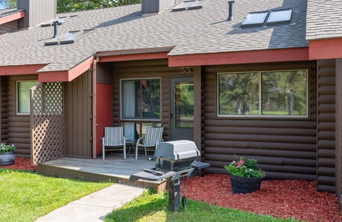Breezy Point Condo | Rustic 2BR Loft Cabin w/Deck in Pelican Woods