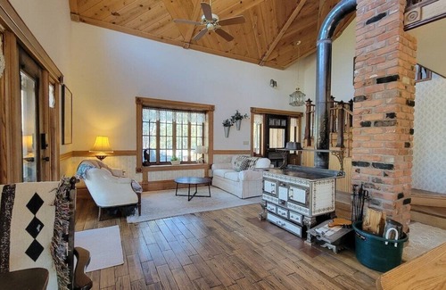 Eagar Cabin | Rustic, 3-Bedroom Cabin with Privacy & Views!