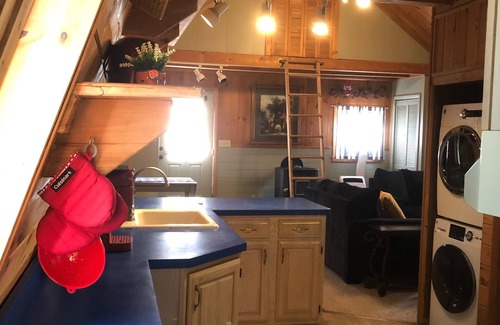 Laurens Apartment | Rustic and charming apartment above detached log garage. 10 mins from A.S.V.