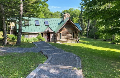 Sutton Cabin | Rustic Authentic Off-grid Log Cabin 15 minutes from Kingdom Trails