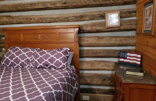 Old Town Cabin | Rustic cabin in peaceful Galax with WiFi, AC