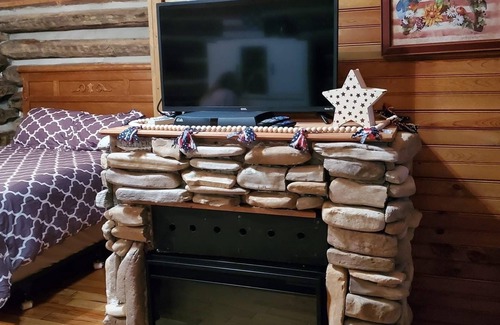 Old Town Cabin | Rustic cabin in peaceful Galax with WiFi, AC