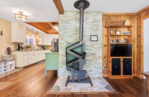 Sugar Pine Cabin | Rustic Cabin Retreat | 7 Miles to Yosemite | King Beds