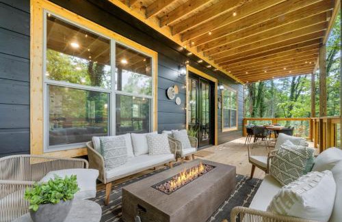 Gatlinburg - Pigeon Forge House | Rustic Cabin Retreat with Indoor Pool & Hot Tub