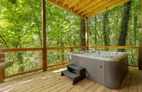 Gatlinburg - Pigeon Forge House | Rustic Cabin Retreat with Indoor Pool & Hot Tub