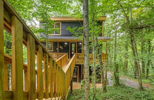 Gatlinburg - Pigeon Forge House | Rustic Cabin Retreat with Indoor Pool & Hot Tub