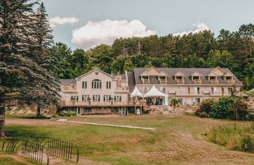 Papineau Regional County Municipality Ski Chalet | Rustic chalet for 100 people